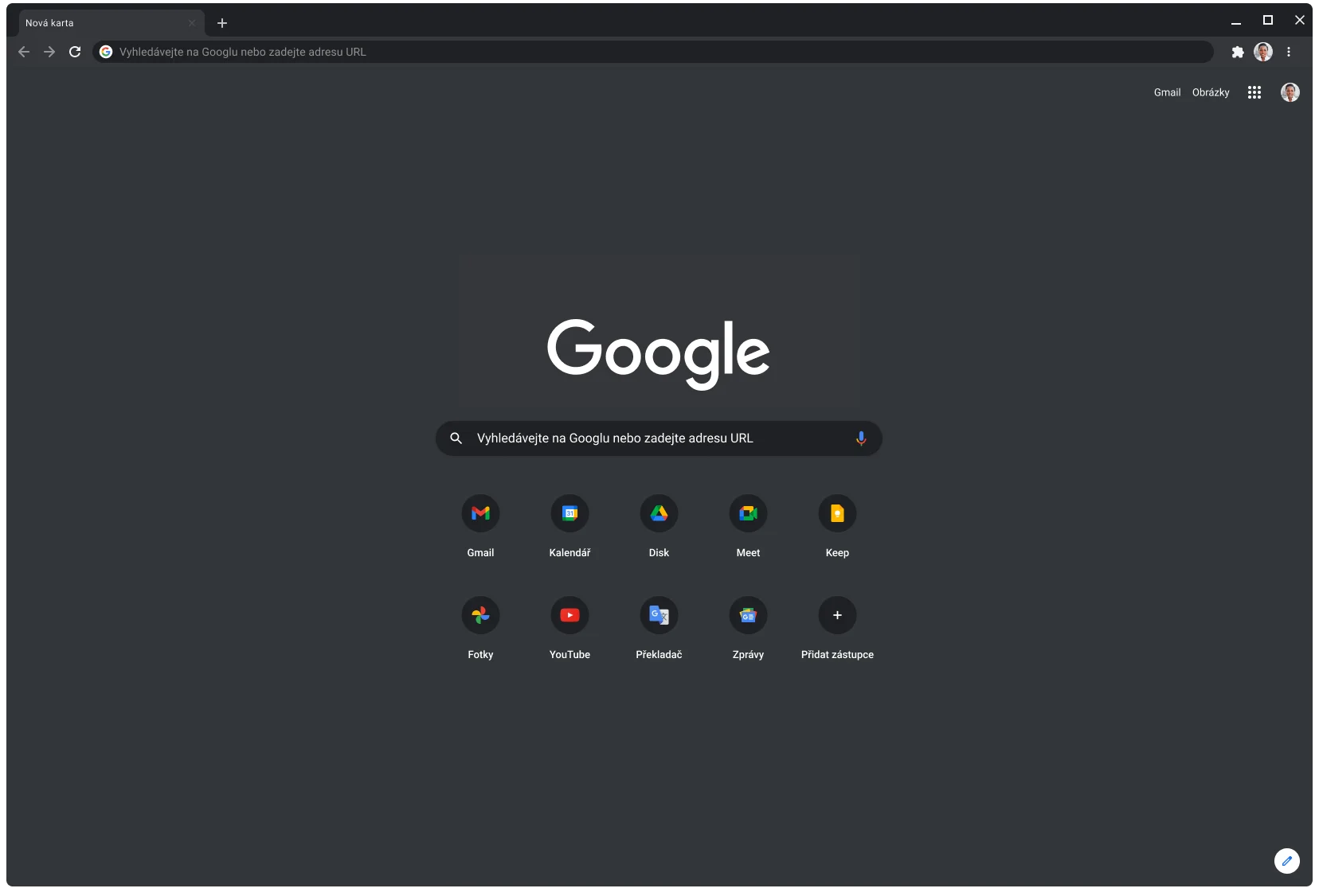 Okno prohlížeče Chrome v tmavém režimu s webem Google.com.